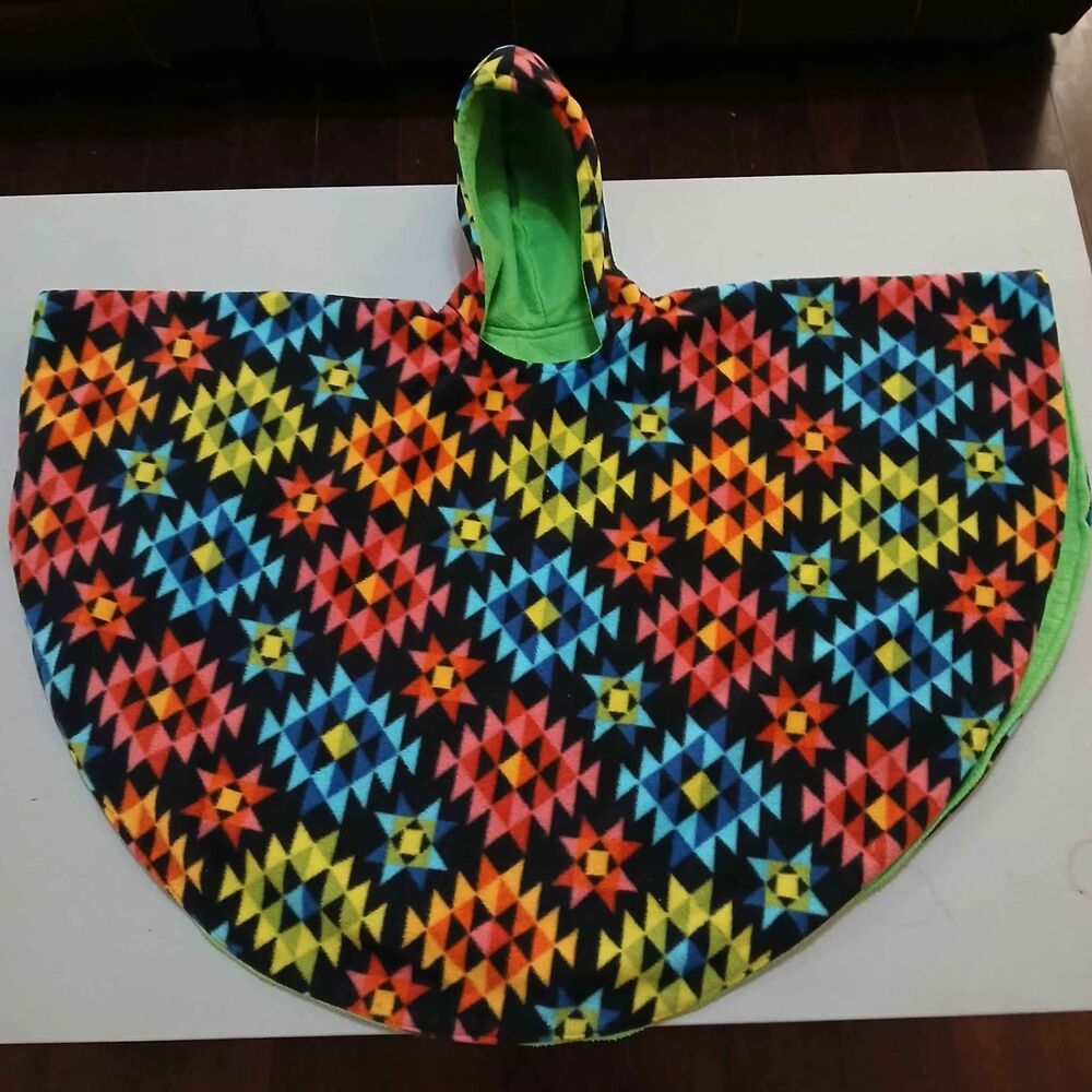 Hooded poncho/cape for kids medium (3 to 7 years old) Great for car seat!!